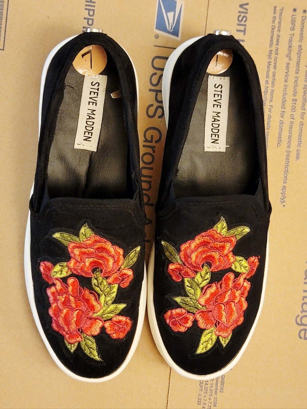 STEVE MADDEN ZACKY RED FLORAL EMBROIDED SLIP-ON SNEAKERS SIZE 7 WOMEN'S